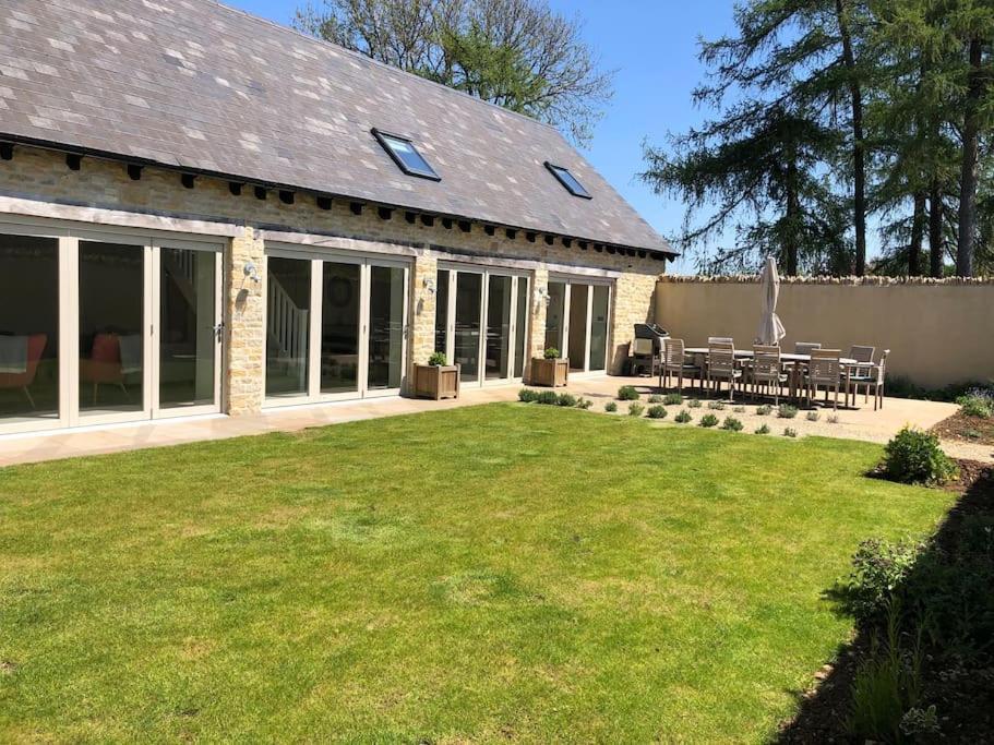 Stone Barn, Contemporary Barn Conversion Челтнъм Екстериор снимка